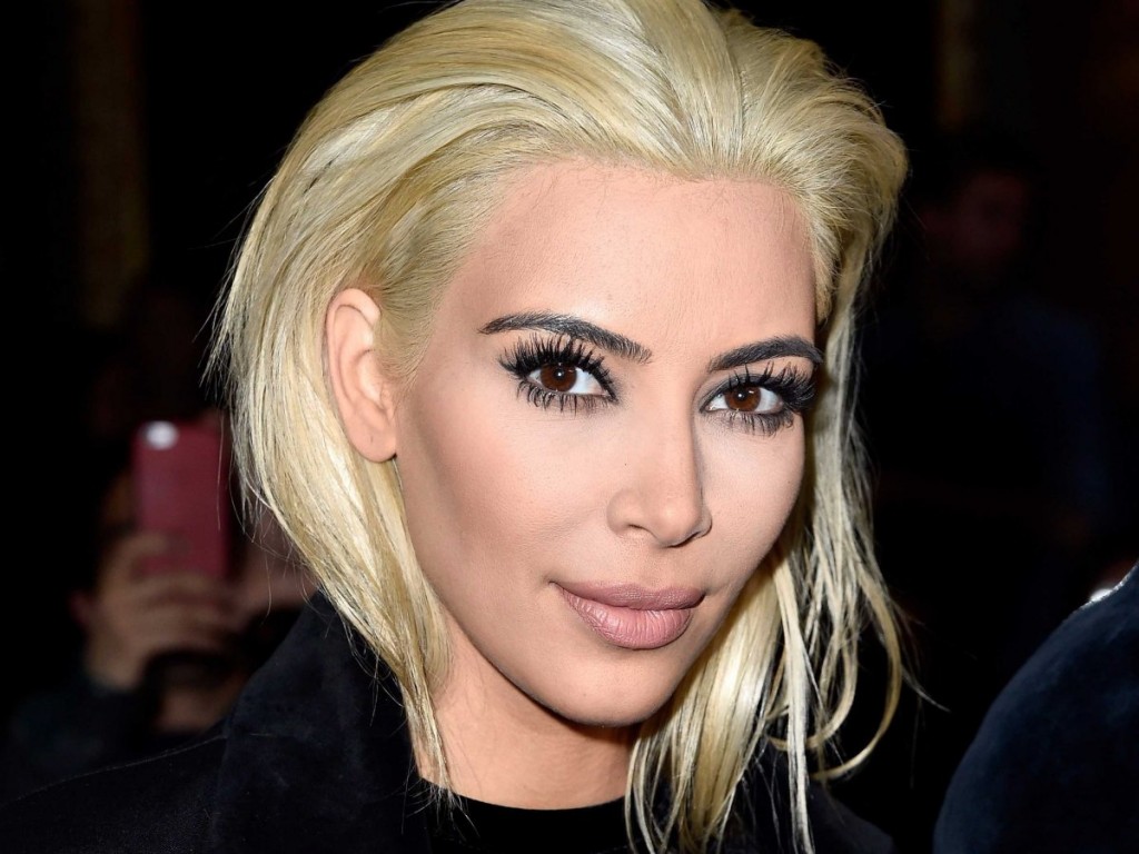 Kim Kardashian de morena a rubia ceniza