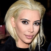 Kim Kardashian de morena a rubia ceniza