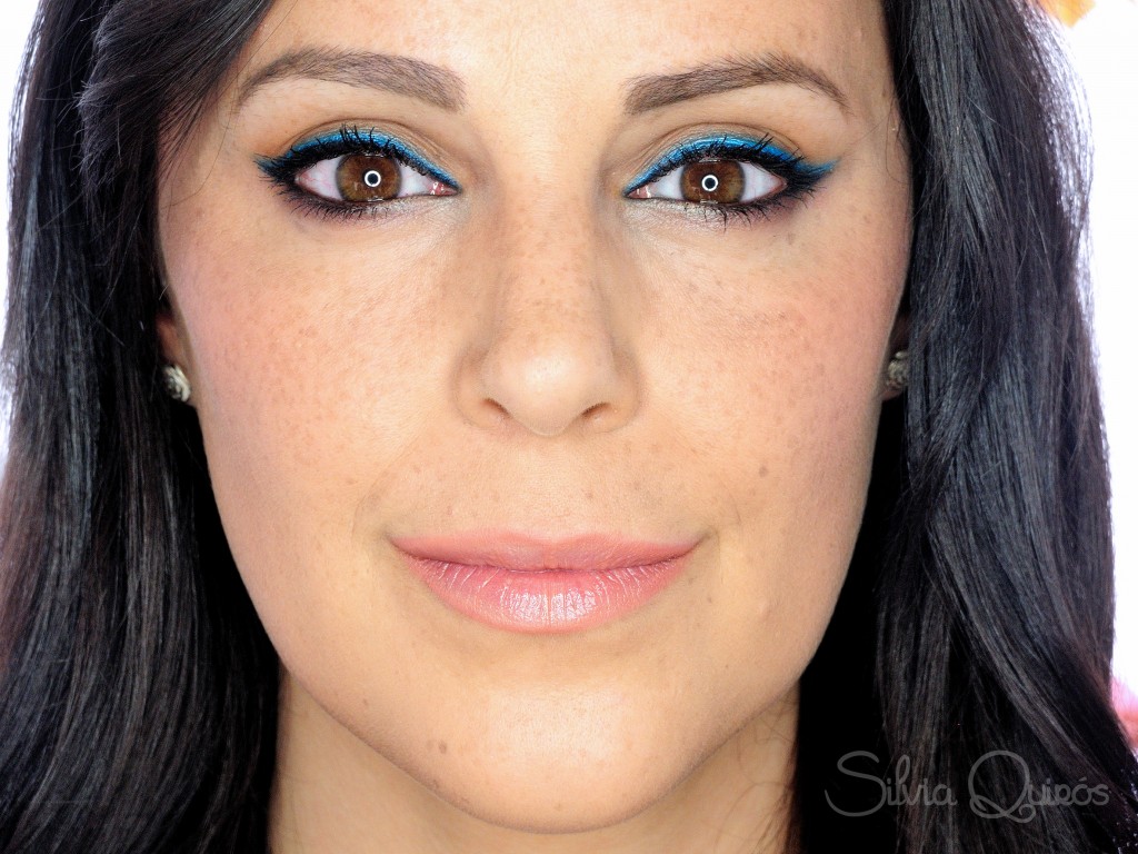 Maquillaje con pop de color para primavera, azul eléctrico