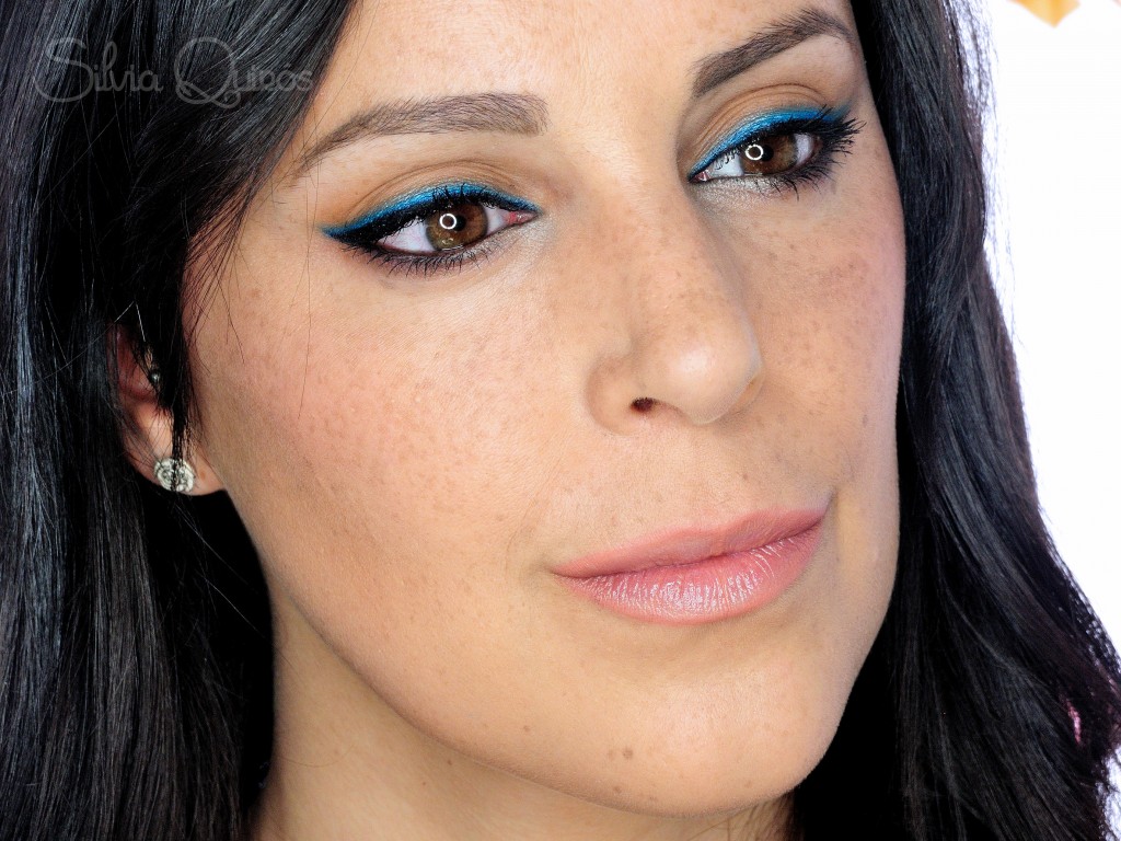 Maquillaje con pop de color para primavera, azul eléctrico