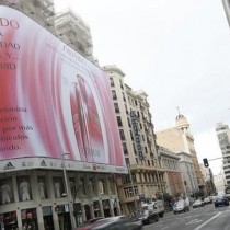 Shiseido coloca una lona en pleno Madrid contra la contaminación